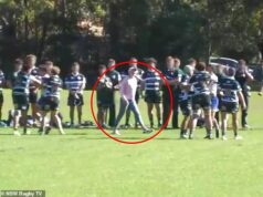 Mama, ktorá sa pustila do boja, aby ochránila svojho syna, sa dostane do problémov s jeho palicou – ale legenda Wallabies hovorí, že urobila správnu vec Na snímke: Vo chvíli, keď matka hráča rugby z Eastwoodu do 20 rokov vybehla na ihrisko, aby ho ochránila počas bitky v zápase v sobotu