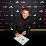 Tom Heaton sa dohodol na novej jednoročnej zmluve s Man United ako ich tretí brankár