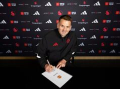 Man United sa dohodol na novej jednoročnej zmluve s Tomom Heatonom (40), ktorý nehral v prvom tíme viac ako TRI roky, keďže veterán sa pripravuje na vstup do svojej 21. sezóny ako profesionálny futbalista. Tom Heaton sa dohodol na novej jednoročnej zmluve s Man United ako ich tretí brankár