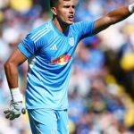 Manchester United zvažuje prekvapivý krok pre brankára Leeds United Karla Darlowa