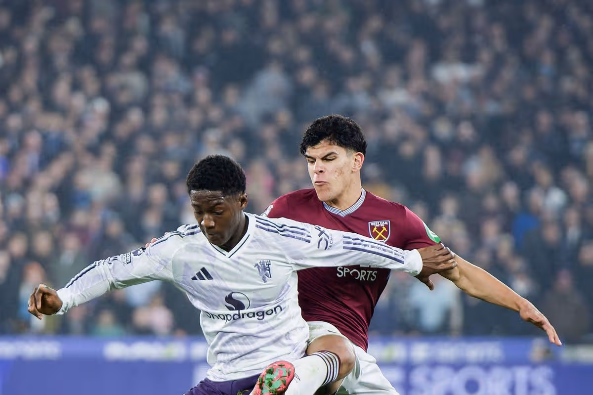 LONDÝN, ANGLICKO - 10. FEBRUÁRA: Kobbie Mainoo z Manchestru United a Mateus Fernandes z West Hamu v akcii počas zápasu Premier League medzi West Ham United a Manchester United na londýnskom štadióne 10. februára 2026 v Londýne v Anglicku. (Foto: Pedro Porru/MB Media/Getty Images)