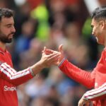 Casemiro z Manchestru United si podáva ruku s Brunom Fernandesom z Manchestru United počas zápasu Premier League medzi Manchestrom United a Nottinghamom Forest na Old Trafford