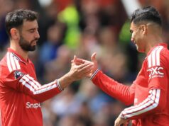 Man Utd konal na základe tipu Casemira na prestup a mohol nasledovať radu Bruna Fernandesa Casemiro z Manchestru United si podáva ruku s Brunom Fernandesom z Manchestru United počas zápasu Premier League medzi Manchestrom United a Nottinghamom Forest na Old Trafford