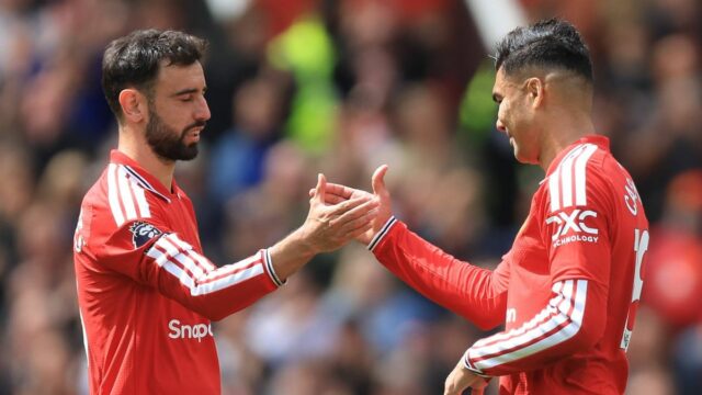 Man Utd konal na základe tipu Casemira na prestup a Casemiro z Manchestru United si podáva ruku s Brunom Fernandesom z Manchestru United počas zápasu Premier League medzi Manchestrom United a Nottinghamom Forest na Old Trafford