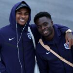 Marcus Rashford a Bukayo Saka z Anglicka nastupujú do lietadla, zatiaľ čo anglický tím cestuje do Albánska 15. novembra 2025 v Stansted, Anglicko.
