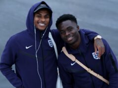 Man Utd môže dať Arsenalu skorú podporu v boji o titul v Premier League, pretože bola odhalená tajná klauzula 40 miliónov libier Marcus Rashford a Bukayo Saka z Anglicka nastupujú do lietadla, zatiaľ čo anglický tím cestuje do Albánska 15. novembra 2025 v Stansted, Anglicko.
