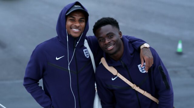 Marcus Rashford a Bukayo Saka z Anglicka nastupujú do lietadla, zatiaľ čo anglický tím cestuje do Albánska 15. novembra 2025 v Stansted, Anglicko.