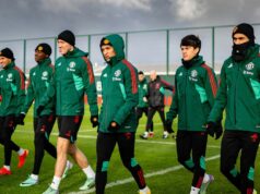 Man Utd potvrdil prevod 38 miliónov libier s vyhlásením, keď hviezda dokončila presun Rasmus Hojlund sa na to pozerá s rukami v bok