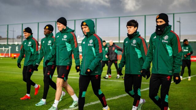 Rasmus Hojlund sa na to pozerá s rukami v bok