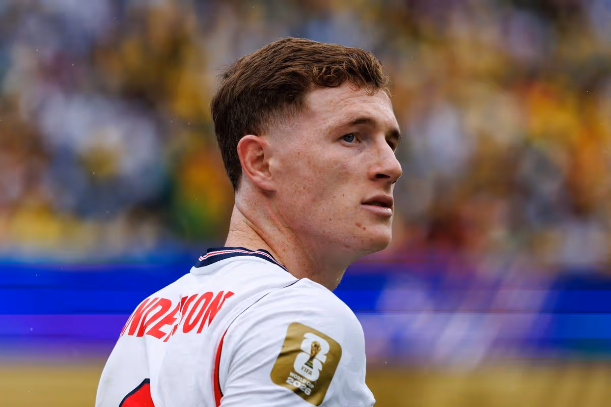 Elliot Anderson sa prizerá