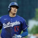 Útočník Shohei Ohtani z Los Angeles Dodgers postúpil na tretiu základňu po zásahu a behu proti Pittsburgh Pirates počas štvrtej zmeny v PNC Parku.