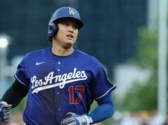 Manažér Dodgers: Obavy o koleno Shoheia Ohtaniho „nie sú vysoké“ Útočník Shohei Ohtani z Los Angeles Dodgers postúpil na tretiu základňu po zásahu a behu proti Pittsburgh Pirates počas štvrtej zmeny v PNC Parku.
