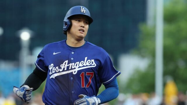 Manažér Dodgers: Obavy o koleno Shoheia Ohtaniho „nie sú vysoké“ Útočník Shohei Ohtani z Los Angeles Dodgers postúpil na tretiu základňu po zásahu a behu proti Pittsburgh Pirates počas štvrtej zmeny v PNC Parku.