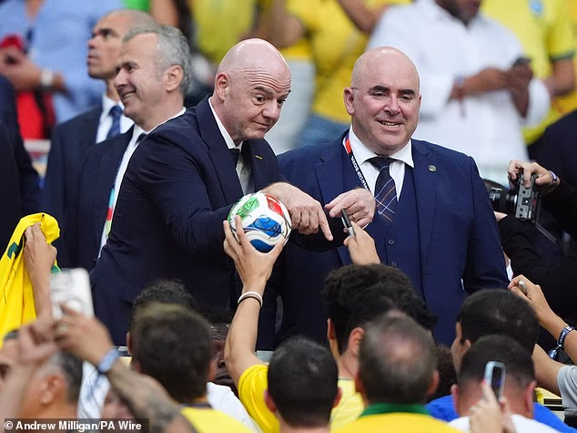Šéf SFA Mike Mulraney (vpravo) strávil tento týždeň čas so šéfom FIFA Giannim Infantinom