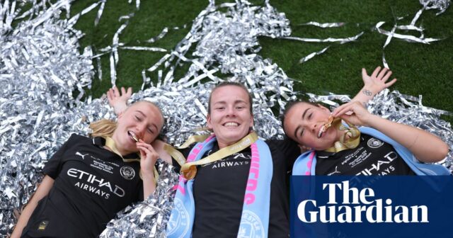 Manchester City robí double a Jill Scott sa pripája k Laura Blindkilde Brown, Lauren Hemp a Grace Clinton z Manchestru City oslavujú víťazstvo v FA Cupe a spečatili double.