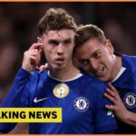 Cole Palmer oslavuje s Liamom Delapom víťazstvo Chelsea proti Brentfordu