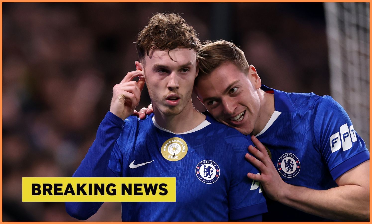 Cole Palmer oslavuje s Liamom Delapom víťazstvo Chelsea proti Brentfordu