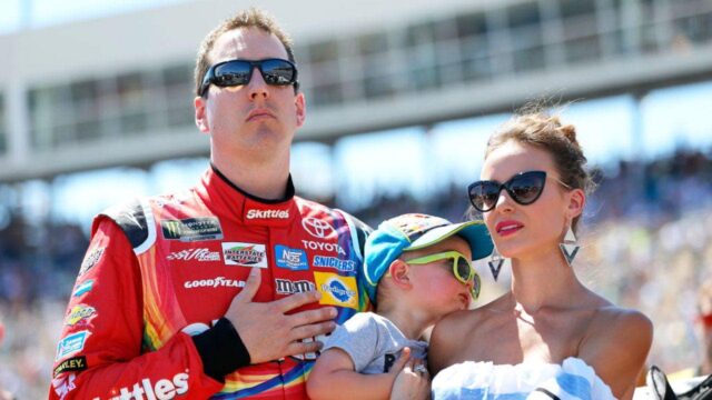 Manželka Kylea Buscha prerušila ticho niekoľko týždňov po smrti vodiča NASCAR
