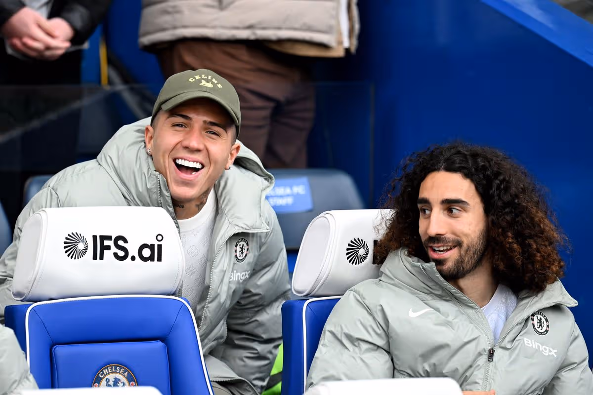 Enzo Fernandez a Marc Cucurella z Chelsea reagujú na lavičke pred štvrťfinálovým zápasom Emirates FA Cup medzi Chelsea a Port Vale 4. apríla 2026 v Londýne v Anglicku.