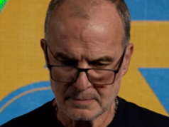 Marcelo Bielsa fajčí na tlačovej konferencii majstrovstiev sveta po kontroverzii FIFA Marcelo Bielsa nebol spokojný s otázkami o jeho fotke z majstrovstiev sveta
