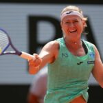 29. mája 2026; Paríž, Francúzsko; Češka Marie Bouzková vracia strelu počas zápasu proti Mire Andreevovej v šiesty deň na Stade Roland Garros. Povinný kredit: Susan Mullane-Imagn Images