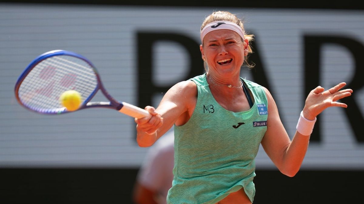 29. mája 2026; Paríž, Francúzsko; Češka Marie Bouzková vracia strelu počas zápasu proti Mire Andreevovej v šiesty deň na Stade Roland Garros. Povinný kredit: Susan Mullane-Imagn Images