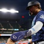 8. júna 2026; Baltimore, Maryland, USA; Prvý hráč Seattle Mariners Josh Naylor (12) oslavuje so svojimi spoluhráčmi po strelení gólu počas ôsmej zmeny proti Baltimore Orioles v Oriole Park v Camden Yards. Povinný kredit: Daniel Kucin Jr.-Imagn Images