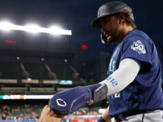 Mariners, ktorí riešia zranenia pred odvetným zápasom vs. Orioles 8. júna 2026; Baltimore, Maryland, USA; Prvý hráč Seattle Mariners Josh Naylor (12) oslavuje so svojimi spoluhráčmi po strelení gólu počas ôsmej zmeny proti Baltimore Orioles v Oriole Park v Camden Yards. Povinný kredit: Daniel Kucin Jr.-Imagn Images