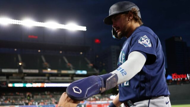 Mariners, ktorí riešia zranenia pred odvetným zápasom vs. Orioles 8. júna 2026; Baltimore, Maryland, USA; Prvý hráč Seattle Mariners Josh Naylor (12) oslavuje so svojimi spoluhráčmi po strelení gólu počas ôsmej zmeny proti Baltimore Orioles v Oriole Park v Camden Yards. Povinný kredit: Daniel Kucin Jr.-Imagn Images