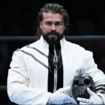 Andrade El Idolo vstupuje do wrestlingového ringu na Ota-City General Gymnasium v ​​Tokiu