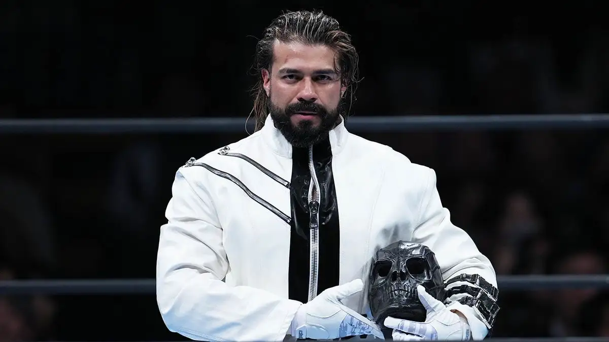 Andrade El Idolo vstupuje do wrestlingového ringu na Ota-City General Gymnasium v ​​Tokiu