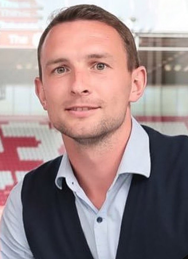 Mark Hughes „zlomil srdce“ po „náhlej“ a „nečakanej“ smrti svojho Alex bol v čase svojej smrti vedúcim náboru hráčov v meste Grimsby