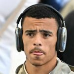 Anglický útočník #10 z Marseille Mason Greenwood (C) prichádza so spoluhráčmi pred francúzskym futbalovým zápasom L1 medzi Olympique de Marseille (OM) a Stade Rennais FC na Stade Velodrome
