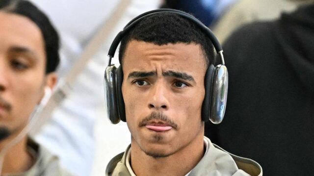 Anglický útočník #10 z Marseille Mason Greenwood (C) prichádza so spoluhráčmi pred francúzskym futbalovým zápasom L1 medzi Olympique de Marseille (OM) a Stade Rennais FC na Stade Velodrome