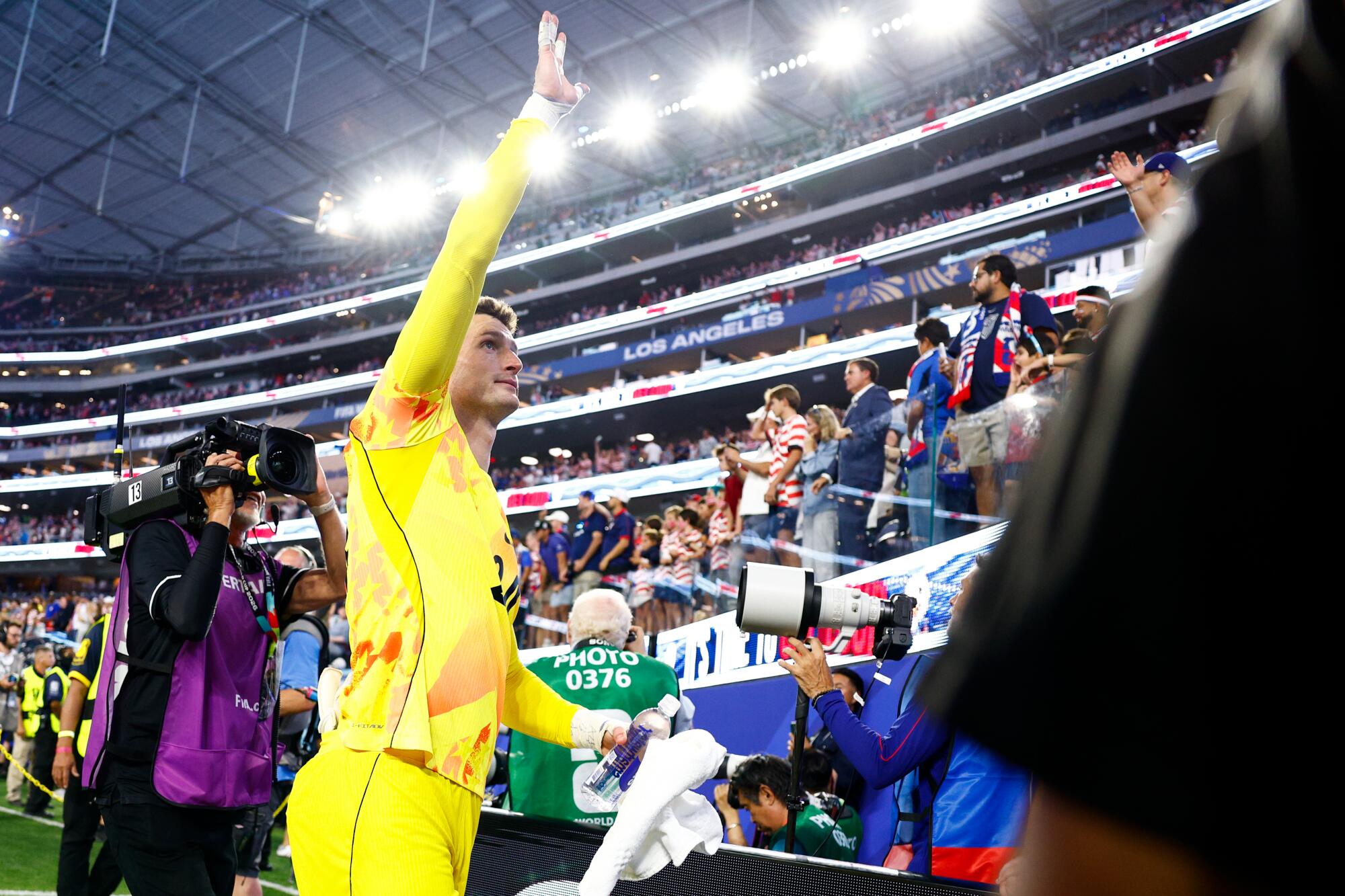 Americký brankár Matt Freese máva davom po tom, čo porazil Paraguaj počas zápasu majstrovstiev sveta na štadióne SoFi.
