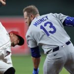 Max Muncy z Dodgers a Ildemaro Vargas z Diamondbacks odchádzajú po kolízii