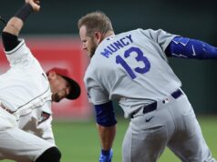 Max Muncy z Dodgers a Ildemaro Vargas z Diamondbacks odchádzajú po kolízii Max Muncy z Dodgers a Ildemaro Vargas z Diamondbacks odchádzajú po kolízii
