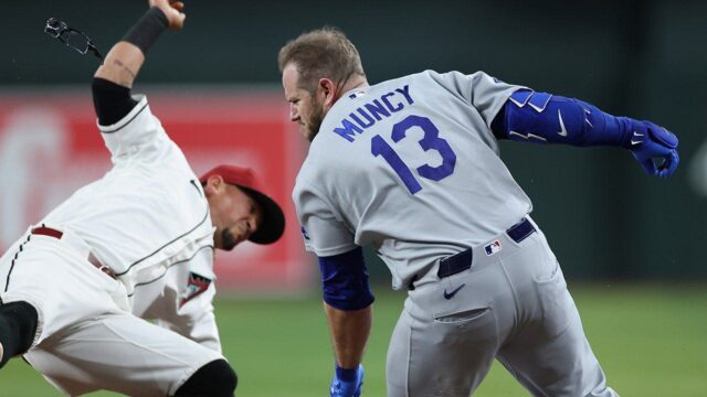 Max Muncy z Dodgers a Ildemaro Vargas z Diamondbacks odchádzajú po kolízii
