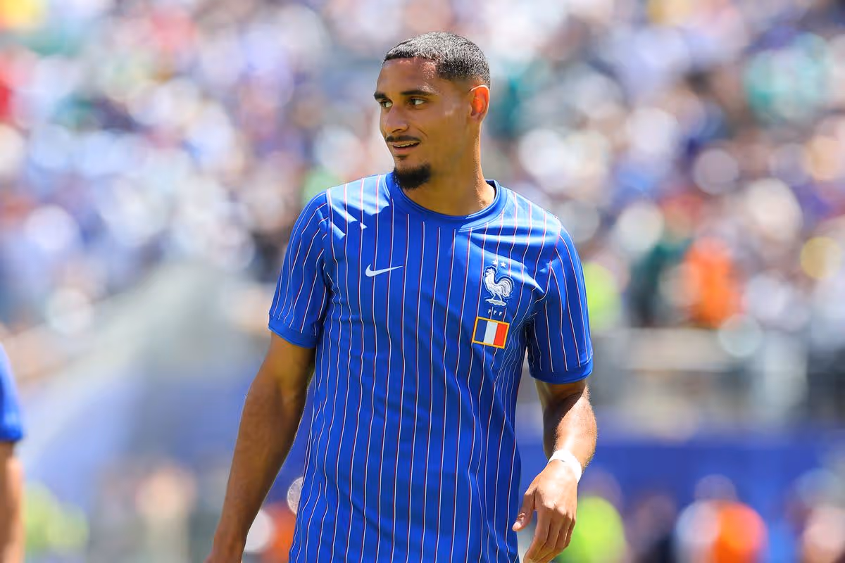 Maxence Lacroix č. 26 vo Francúzsku pred zápasom I. skupiny majstrovstiev sveta vo futbale 2026 medzi Francúzskom a Senegalom 16. júna 2026 na štadióne New York/New Jersey v East Rutherford, New Jersey