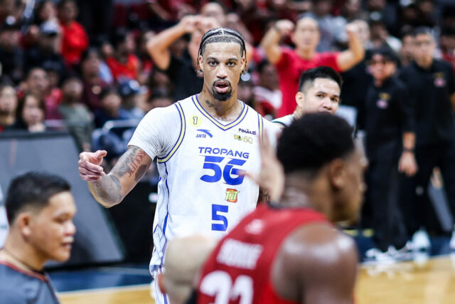 Chris McCullough z TNT Tropang 5G počas zápasu 7 proti Justinovi Brownleemu a Barangay Ginebra Gin Kings vo finále PBA Commissioner's Cup v roku 2026.