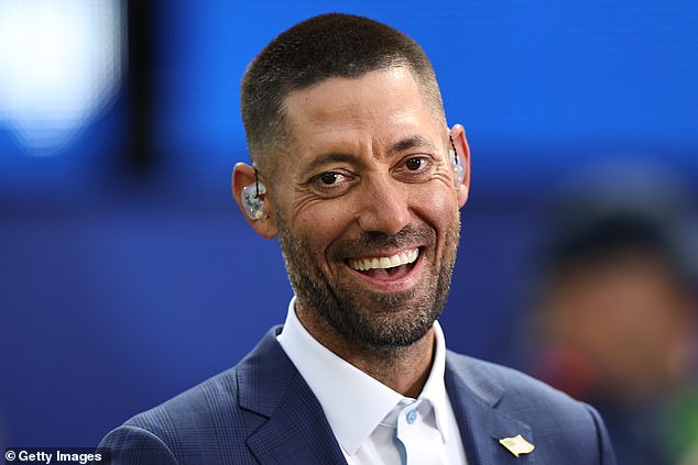 Medzi americkým futbalovým hrdinom a kanadským americkým trénerom Jesse Marschom Clint Dempsey počas hymny nespieval, ale to neznamená, že nebol hrdý, povedal