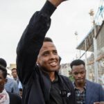 Somálsky rozhodca Omar Abdulkadir Artan víta fanúšikov, ktorí mu prejavujú podporu po tom, čo mu bol zamietnutý vstup do Spojených štátov.