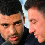 Hlavný tréner Iránu Amir Ghalenoei a kapitán Mehdi Taremi