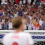ARLINGTON, TEXAS - 17. júna: Anglickí fanúšikovia oslavujú po víťazstve 4:2 počas zápasu L-skupiny majstrovstiev sveta 2026 medzi Anglickom a Chorvátskom na štadióne Dallas 17. júna 2026 v Arlingtone v Texase. (Foto Alex Pantling – FIFA/FIFA cez Getty Images)