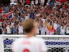 Medzinárodná futbalová federácia (FIFA) vydala vyhlásenie, keď sa údajní fanúšikovia bez lístkov zúčastňujú otváracích majstrovstiev sveta v Anglicku ARLINGTON, TEXAS - 17. júna: Anglickí fanúšikovia oslavujú po víťazstve 4:2 počas zápasu L-skupiny majstrovstiev sveta 2026 medzi Anglickom a Chorvátskom na štadióne Dallas 17. júna 2026 v Arlingtone v Texase. (Foto Alex Pantling – FIFA/FIFA cez Getty Images)