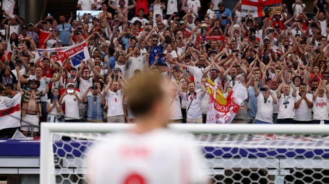 Medzinárodná futbalová federácia (FIFA) vydala vyhlásenie, keď sa údajní fanúšikovia ARLINGTON, TEXAS - 17. júna: Anglickí fanúšikovia oslavujú po víťazstve 4:2 počas zápasu L-skupiny majstrovstiev sveta 2026 medzi Anglickom a Chorvátskom na štadióne Dallas 17. júna 2026 v Arlingtone v Texase. (Foto Alex Pantling – FIFA/FIFA cez Getty Images)