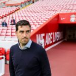 Andoni Iraola vychádza z tunela Anfield.