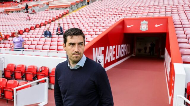 Andoni Iraola vychádza z tunela Anfield.