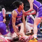Útočníčka Phoenix Mercury Alyssa Thomasová sa počas basketbalového zápasu snaží dostať cez strážcu Indiana Fever Caitlin Clark