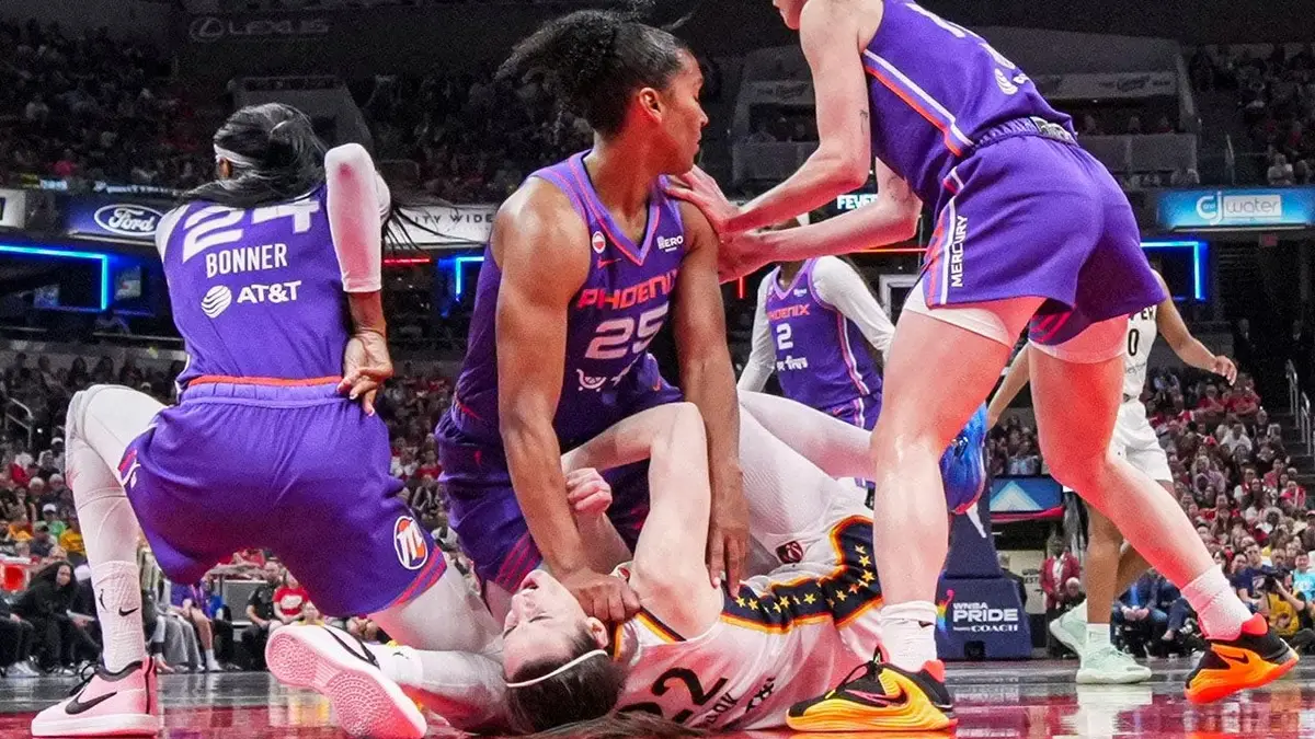 Útočníčka Phoenix Mercury Alyssa Thomasová sa počas basketbalového zápasu snaží dostať cez strážcu Indiana Fever Caitlin Clark